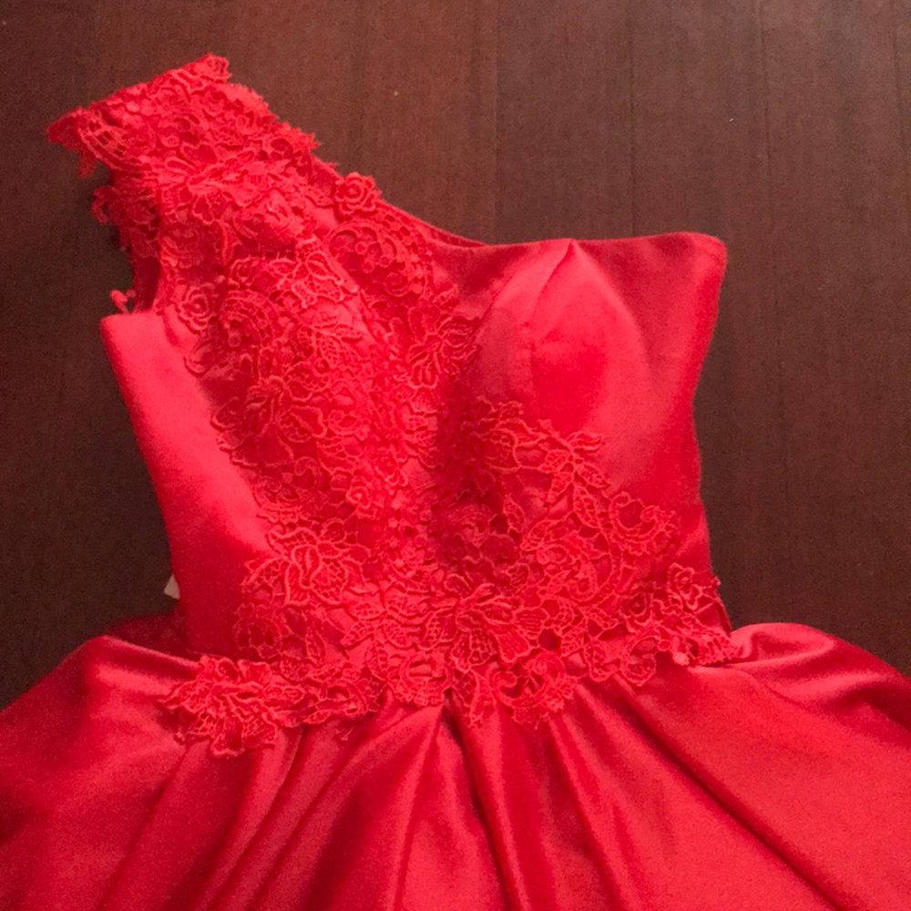 Mingda’s dress red one shoulder satin dress